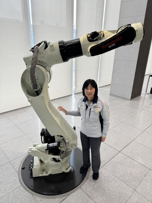 カワサキロボットと笹尾朝美氏(©川崎重工業株式会社)